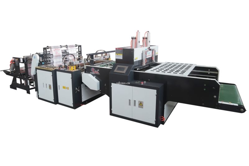 超高速制袋機 超市購物袋制袋機一、特點：本機以HDPE、LDPE筒膜為原料，是制作超市袋、背心袋、馬甲袋、市場袋的理想設(shè)備，本機具有節(jié)省人工、降低成本、一次成型、故障率低、產(chǎn)量高等特點，良好性能的色標跟蹤儀，使封切長度更準確，誤差更小。采用先進的電腦，長度調(diào)整方便，精確。